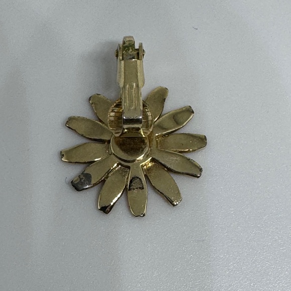 Vintage Clip Daisy Earrings - Picture 3 of 3